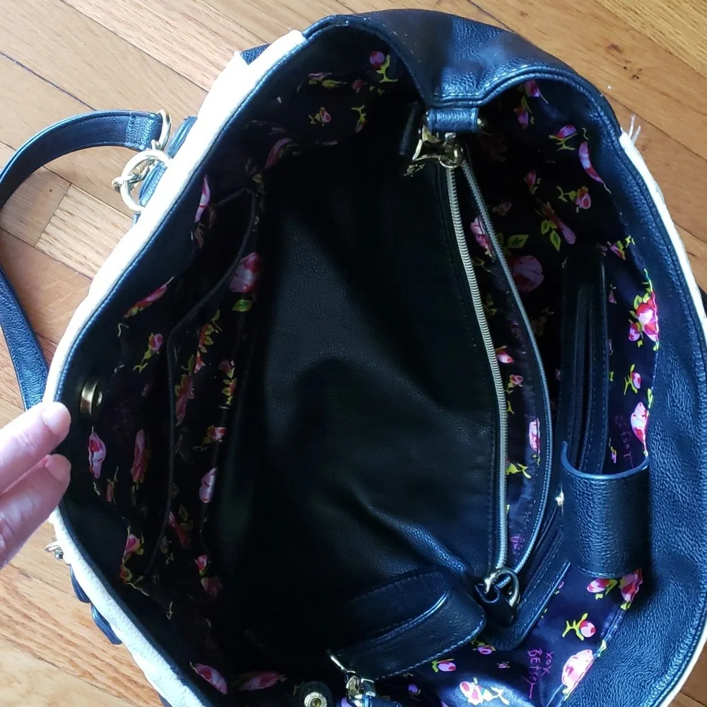 Large Betsey Johnson Bag Convertible  NWOT - Picture 6 of 8